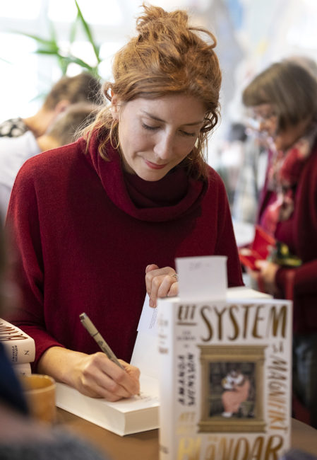 Författaren Amanda Svensson signerar bok under Littfest i Umeå