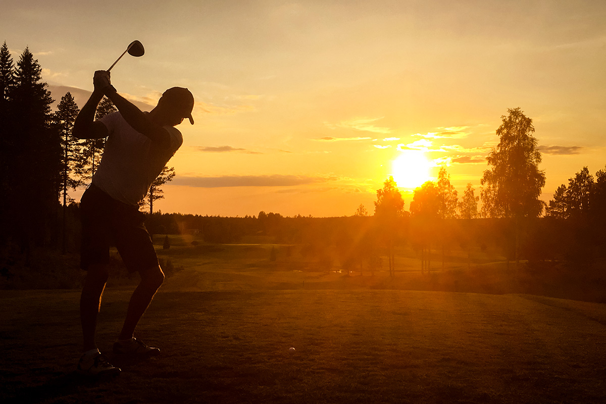 Golfspelare i solnedgång på Umeå Sörfors Golfklubb