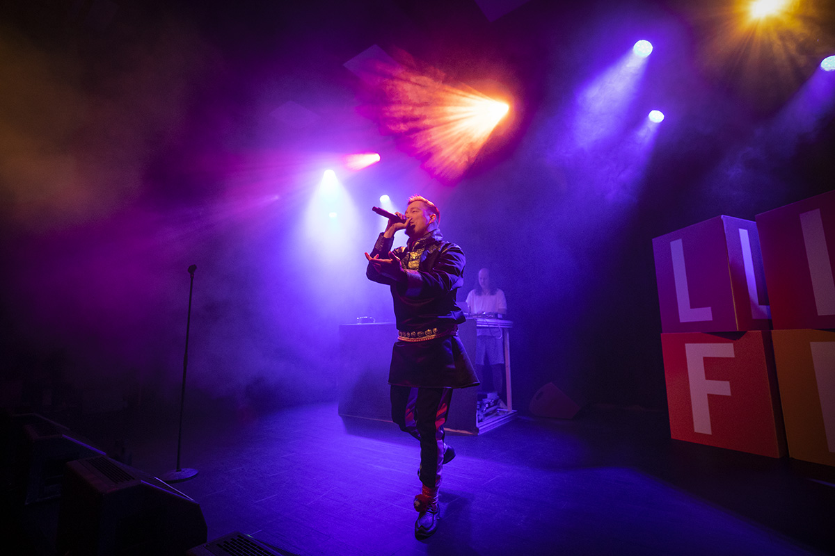 Rapartisten Ailu Valle uppträder på litteraturfestivalen Littfest i Umeå