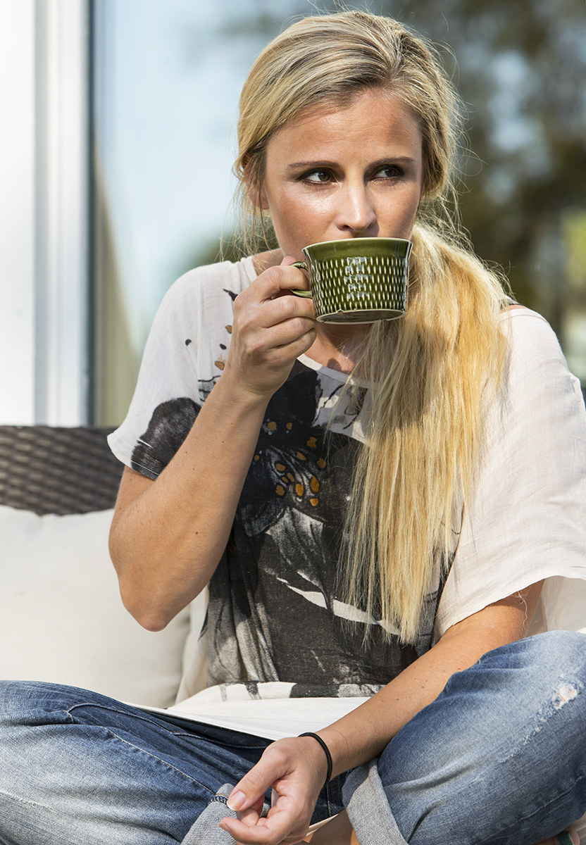 kvinna dricker kaffe ur kopp